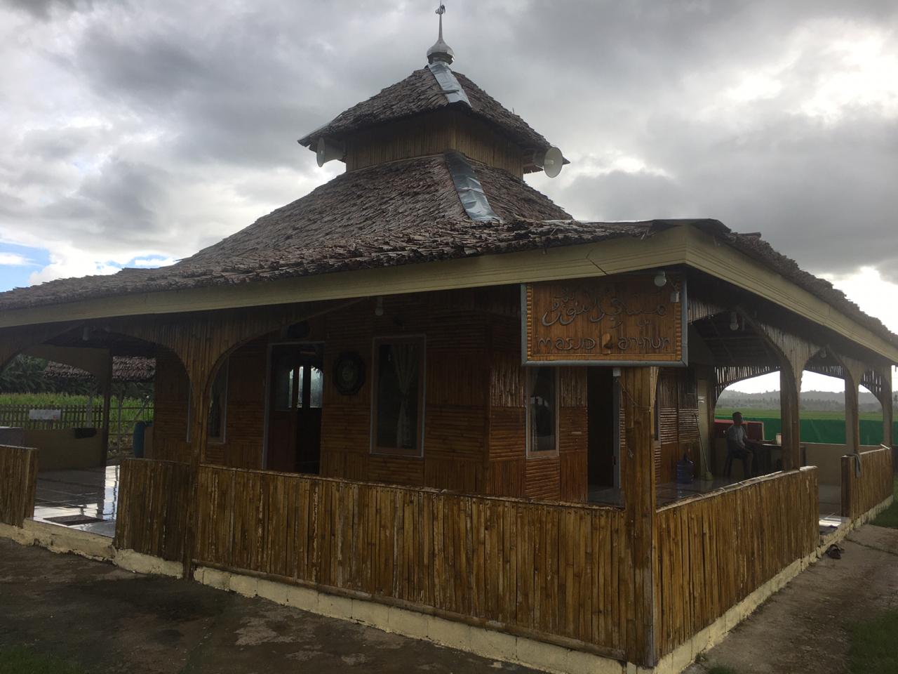 Polisi Bangun Masjid